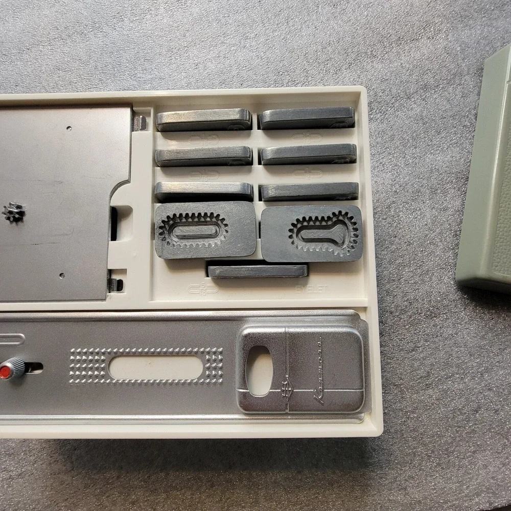 Sears Kenmore Metal Eyelet Template & Zig Zag Sewing Accessories 17 Book Disk‎